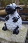 Deko Figur Schaf Molly sitzend,Gartenfigur, lustige Bunte Schafe. Farbe Weiß
