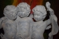Drei tanzende Engel auf einem Sockel Deko Aufmachung Antik