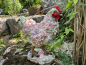 Stehendes Huhn mit Blumen Deko Gartenfigur