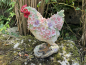 Stehendes Huhn mit Blumen Deko Gartenfigur