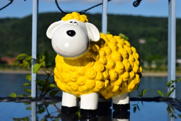 Dekofigur Lustige Bunte Schafe, Wollschafe, Tierfigur, Deko Haus, Gartenfigur gelbes Schaf
