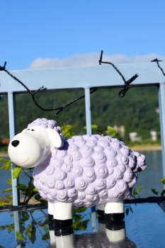 Dekofigur Lustige Bunte Schafe, Wollschafe, Tierfigur, Deko Haus, Gartenfigur Flieder Schaf