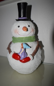 Winterzeit Weihnachtszeit Schneemann mit Mädchen