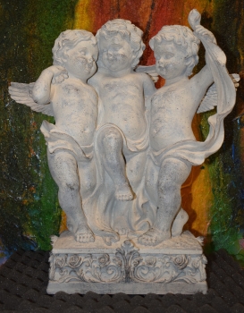 Drei tanzende Engel auf einem Sockel Deko Aufmachung Antik