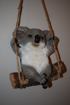 Koala Bär auf Schaukel deko Garten Figur