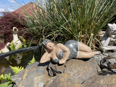 Badefrau Deko Figur Frau Sommer Badeanzug liegend Skulptur