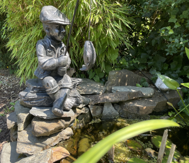 Angler mit Fisch Deko Garten Teich