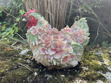 Sitzendes Huhn mit Blumen Deko Gartenfigur