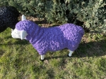 Schaf Farbe Lila Deko lebensechte Größe vom Schaf