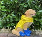 Deko Hund Labrador mit Regenjacke und Blauen Gummistiefel