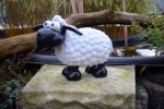 Deko Figur Schaf Molly stehend Gartenfigur lustige Bunte Schafe Weißes Schaf