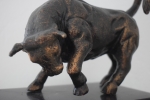 Stier Bulle Ochse Farbe Bronze Marmorsockel Gusseisen Skulptur Büro Neu