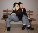 Deko Dick und Doof auf der Bank  Statue Laurel und Hardy