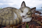 Katze schlafend Deko Gartenfigur Grau Braun Weiß