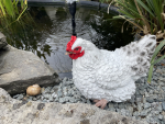Deko Huhn Figur sitzend lebensechte Henne Garten Tierfigur, lebensgroß, Skulptur Farbe Weiß/ Schwarz