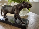 Panther Puma Dekoration aus Gusseisen auf Marmorsockel