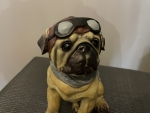 Mops Deko Hund mit Fliegerbrille und Schal